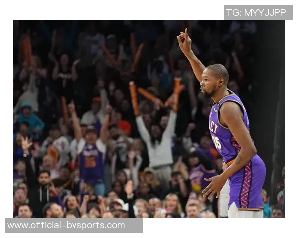 小卡特称赞泰厄斯琼斯为理想控卫强调其卓越沟通能力和团队价值