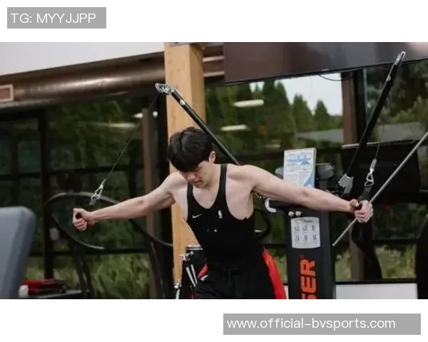 杨瀚森揭秘克里斯哥哥的努力生活习惯每天早起自学英语与妻子视频通话 杨瀚森揭秘克里斯哥哥的努力生活习惯每天早起自学英语与妻子视频通话