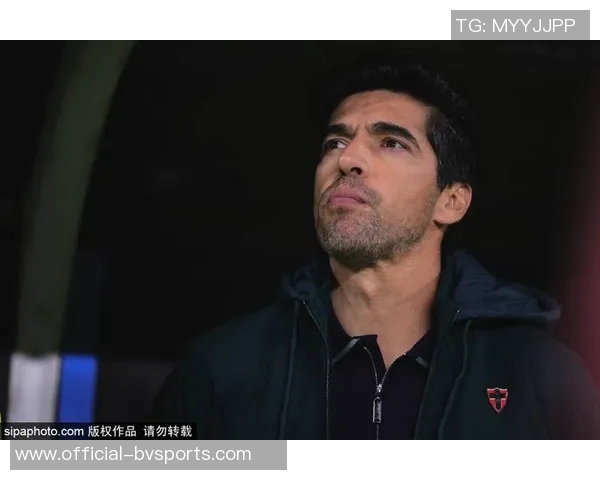 阿根廷全队球员佩戴黑色袖标悼念已故博卡主帅鲁索的感人时刻