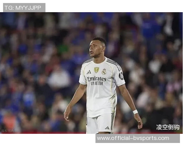 姆巴佩如风般迅捷连过数人一条龙破门展现超凡实力