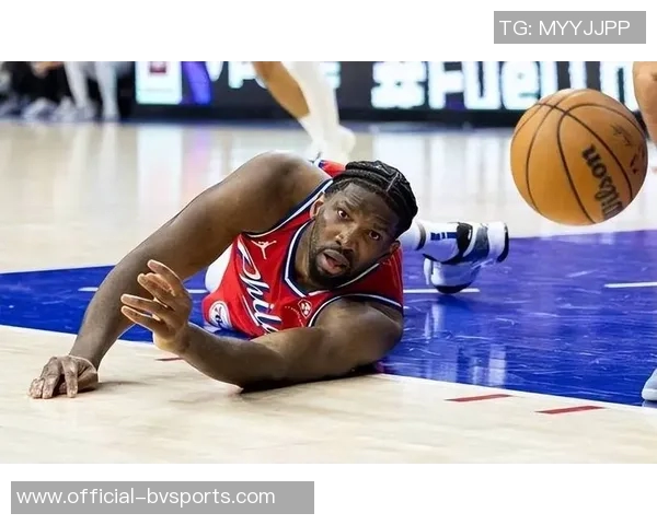 恩比德训练中右膝酸痛将进行影像检查以确认伤情 恩比德训练中右膝酸痛将进行影像检查以确认伤情