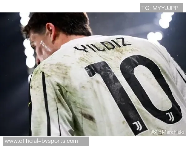 尤文图斯官方宣布与2007年出生波兰中场小将马祖尔续约至2029年